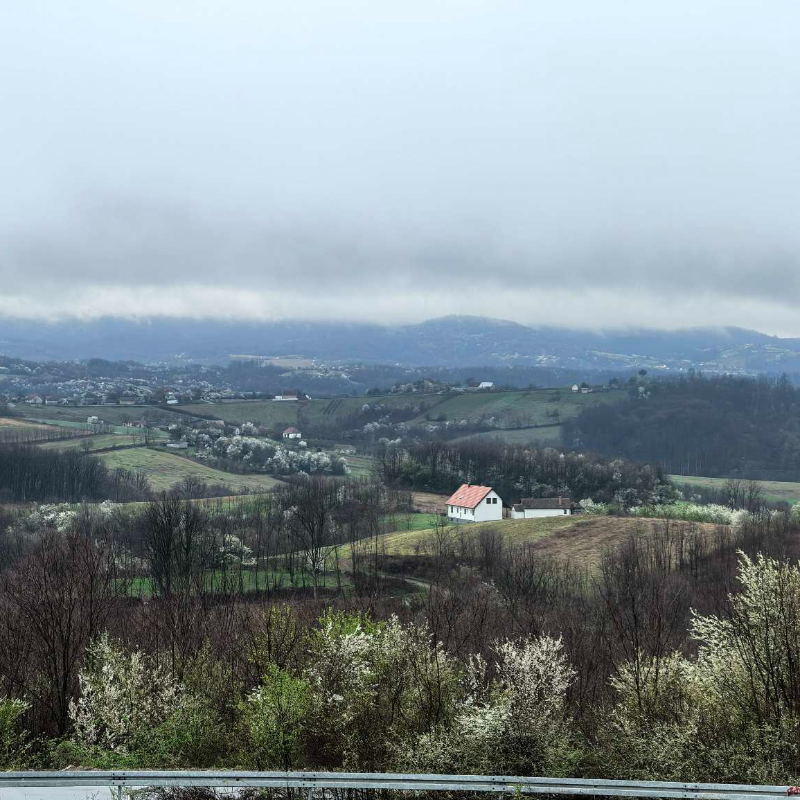 Magla i niska oblačnost u većem delu Srbije, temperatura do 12 stepeni