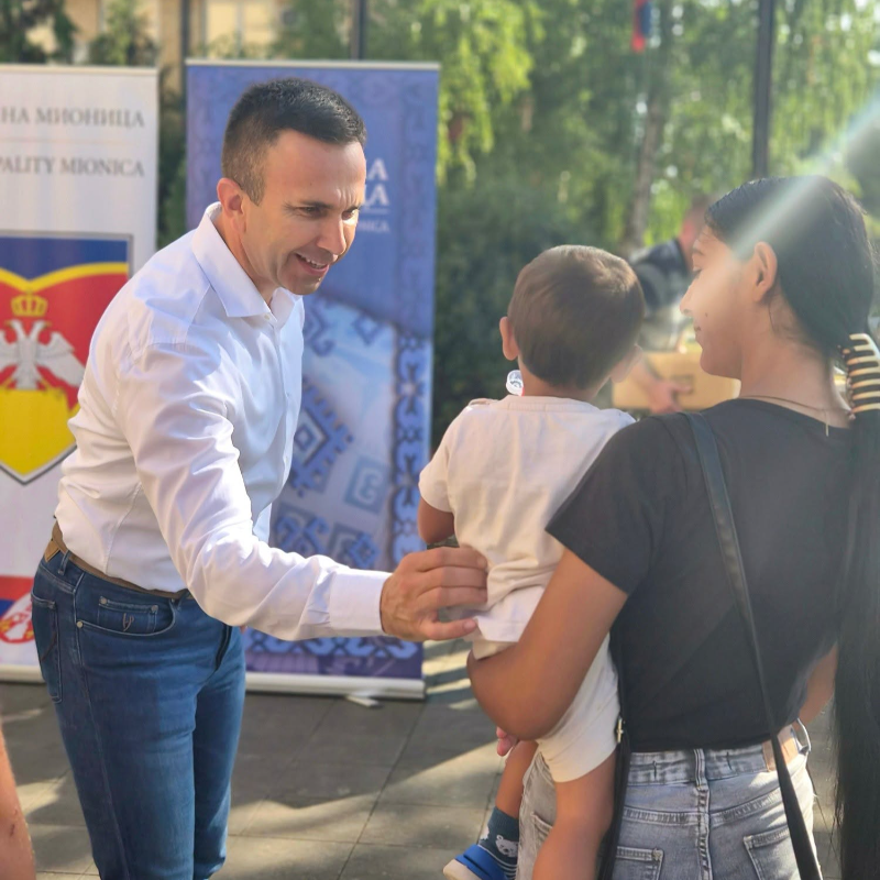 Подршка младим породицама у Мионици: Додељена ауто-седишта, колица и новчана помоћ